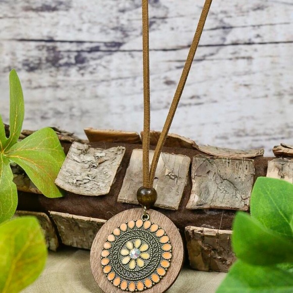 Rhinestone decor decor round charm necklace & drop earrings. - Picture 5 of 5